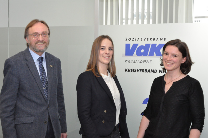 Kreisvorsitzender Hans Werner Kaiser (links) und Kreisgeschftsfhrerin Doreen
Borges (rechts) begren die neue Kollegin Verena Claudy. Foto: VdK