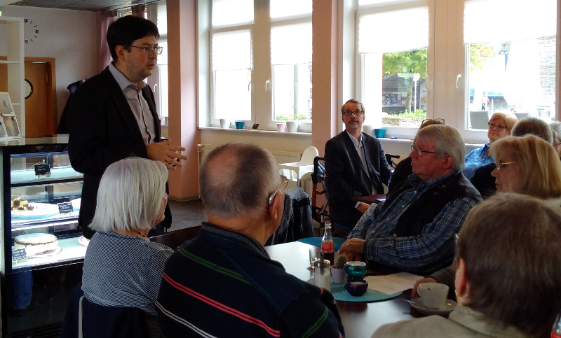 Brgermeister Michael Mang (stehend) bei seinem Gruwort, hinten rechts (sitzend) Vorsitzender Sven Lefkowitz. Foto: Privat
