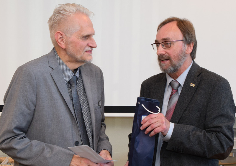 Kreisvorsitzender Hans Werner Kaiser (rechts) bedankt sich bei Bernard Stammer (Heimleiter St. Josefshaus Neustadt, links) fr seine Ausfhrungen. Foto: Privat