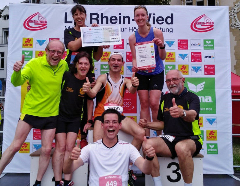 Das VfL-Team freut sich ber die Einzelpodestpltze und den Sieg in der Teamwertung im 10 km-Lauf. Foto: VfL-Team Deichlauf 2019
