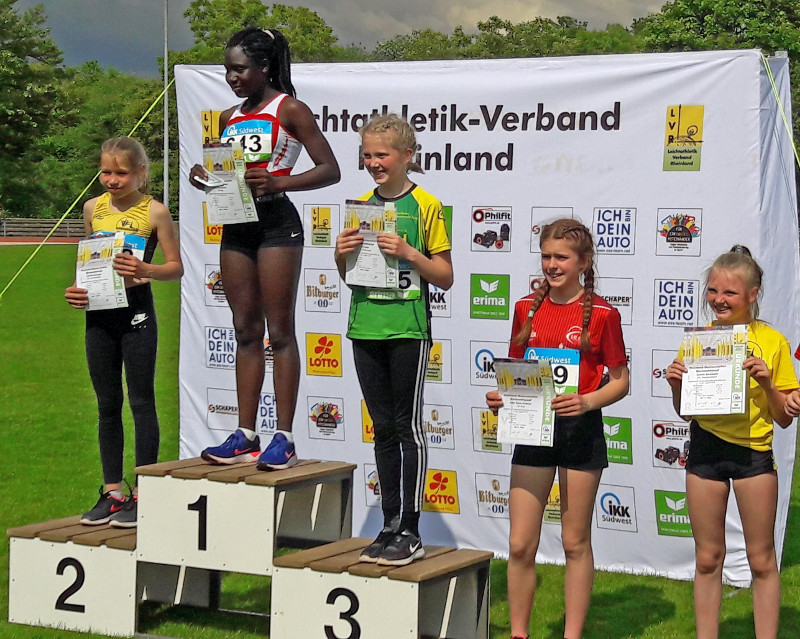 Celina Medinger (links) und Leonie Bckmann (rechts) bei der Siegerehrung. Foto: Verein