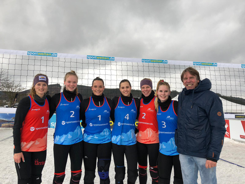 VCN-Spielerinnen bei der DM im Snow-Volleyball. Foto: U. Dittscheidt 

