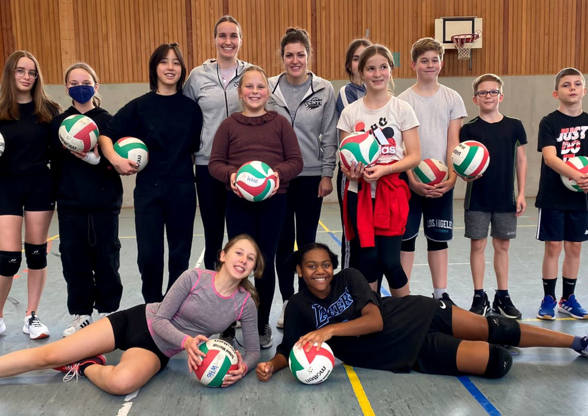 Gruppenbild mit Profis: Seit ein paar Wochen gibt es immer mehr Zulauf in der Volleyball-AG des Werner-Heisenberg-Gymnasiums. (Foto: Fabian Mohr / VCN 77)