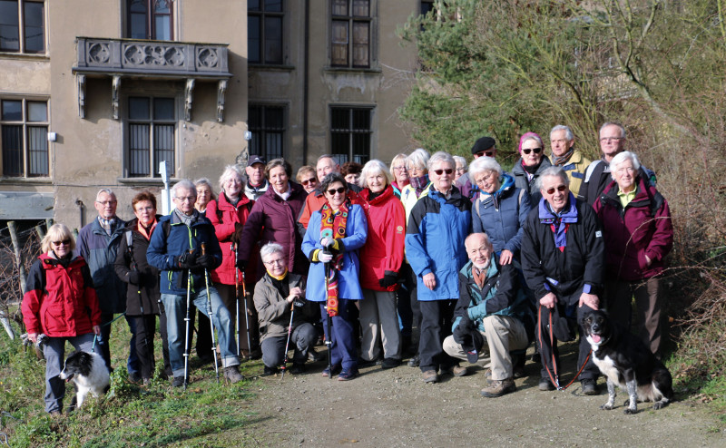 Die Wanderfreunde vor dem Schloss Arenfels bei Bad Hnningen. Foto: Privat