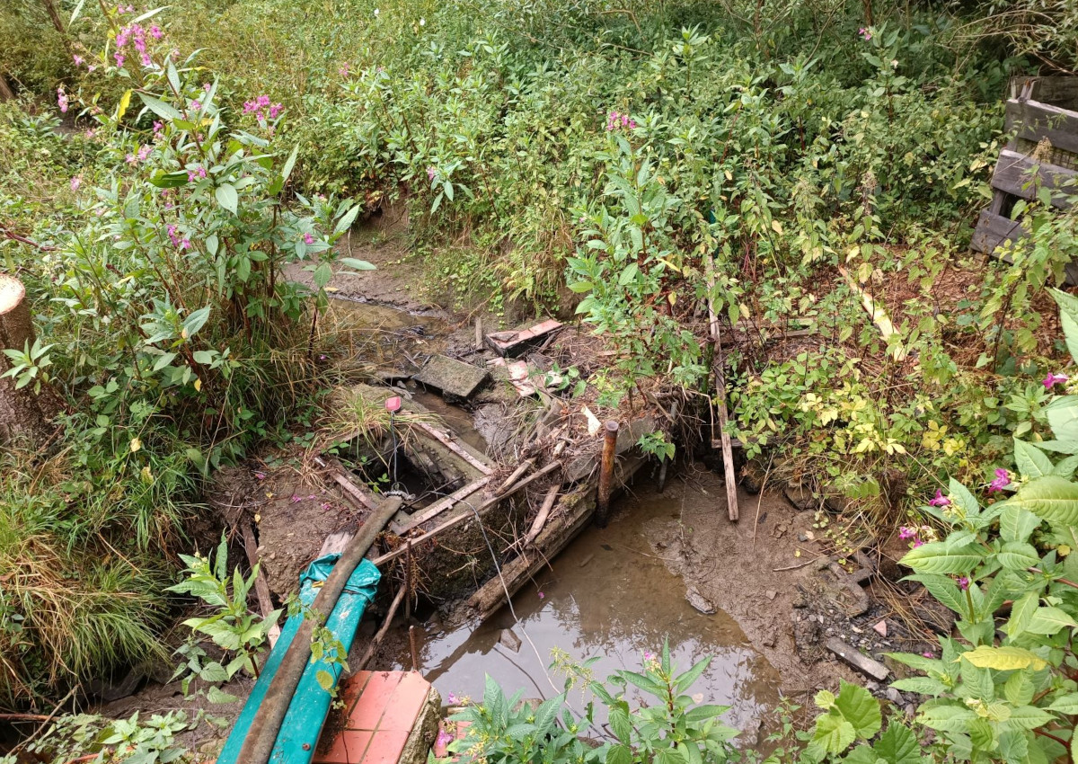 Abpumpungen oder Aufstauungen wie diese sind laut Kreisverwaltung Neuwied verboten. (Fotos: KV Neuwied)