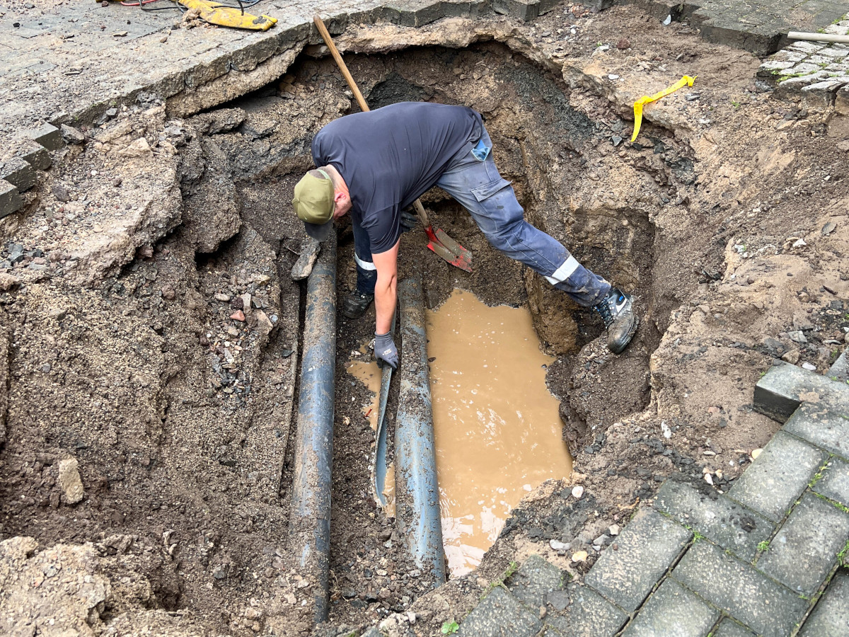 Geplatzte Wasserleitung verursacht groen Schaden auf dem Luisenplatz