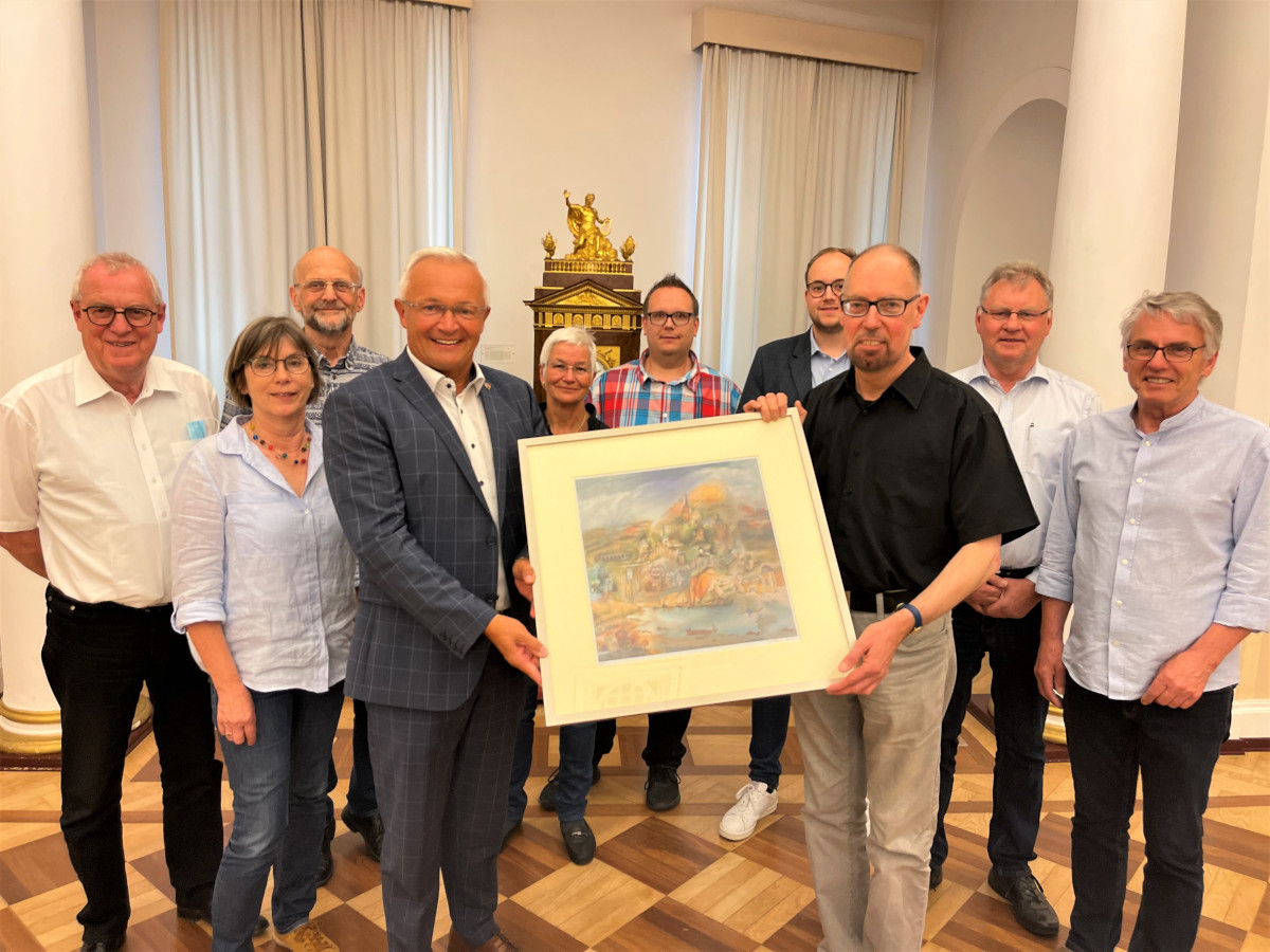 Landrat Achim Hallerbach (links) gratulierte Museums-Direktor Bernd Willscheid mit einem Zado-Gemlde des Kreises zum silbernen Dienstjubilum. Mit ihm freuten sich Museums-Kollegin Rosina Kusche Knirsch und die Mitglieder des Kreis-Kulturausschusses. (Foto: KV Neuwied)