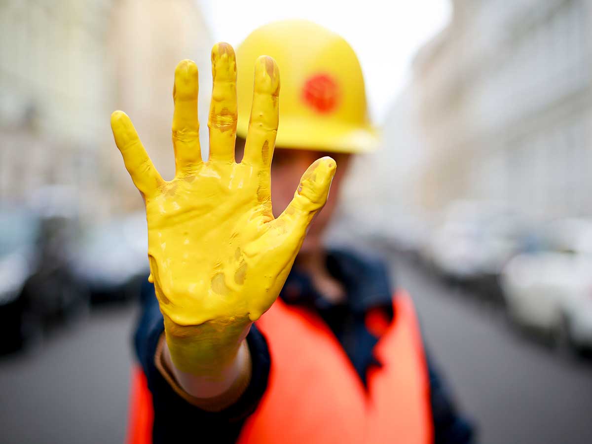 Rote Karte im Fuball  Gelbe Hand im Betrieb. Beim gleichnamigen Wettbewerb sollen Azubis und Berufsschler mitmachen, die ein eigenes Projekt gegen Rassismus und fr ein solidarisches Miteinander auf die Beine gestellt haben. Dazu ruft die IG BAU auf. (Foto: IG BAU | Tobias Seifert)