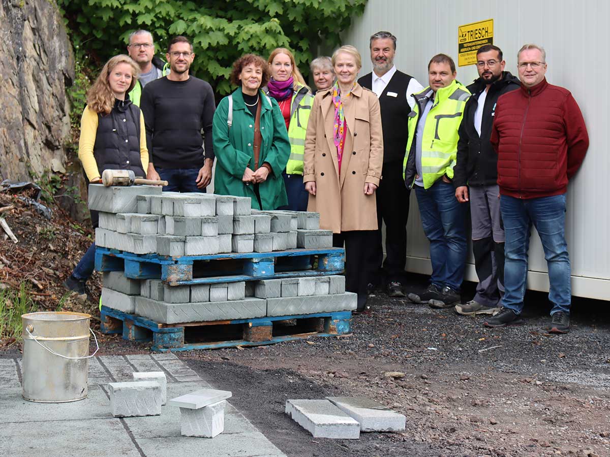 Am Fue des Schlossbergs trafen sich die Projektbeteiligten, um die Musterflche mit dem Monte Verde genannten Pflaster zu sehen und zu begehen. (Foto: VG Montabaur)