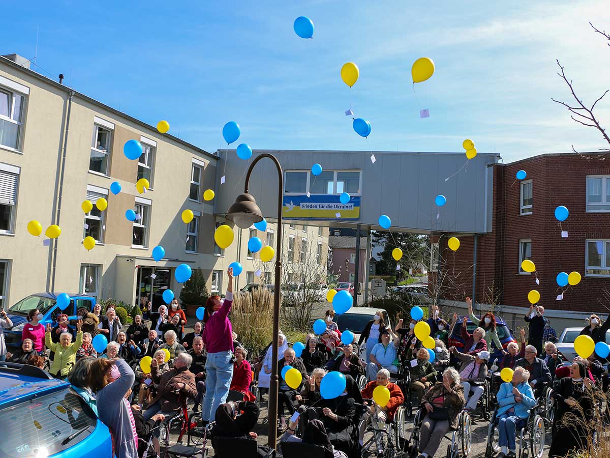 Ballons für den Frieden des Seniorenzentrums in Dernbach