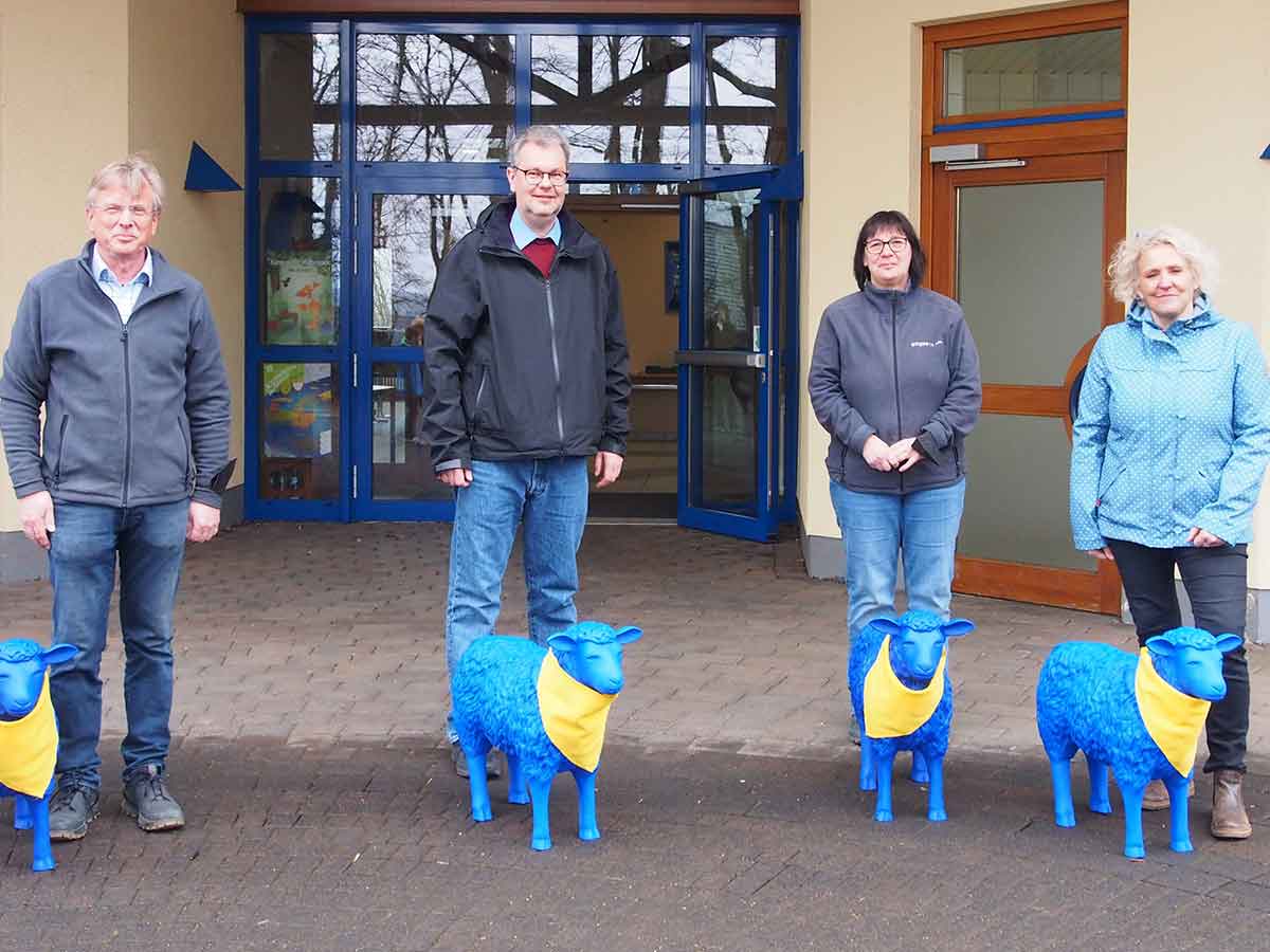 Das Blauschaf Hadar (nach einem Stern benannt) steht fr ein friedliches Miteinander. Es wird derzeit von den Schlern in Stockum-Pschen als Muse fr ihre Kunstwerke genutzt. (Foto: Tatjana Steindorf)
