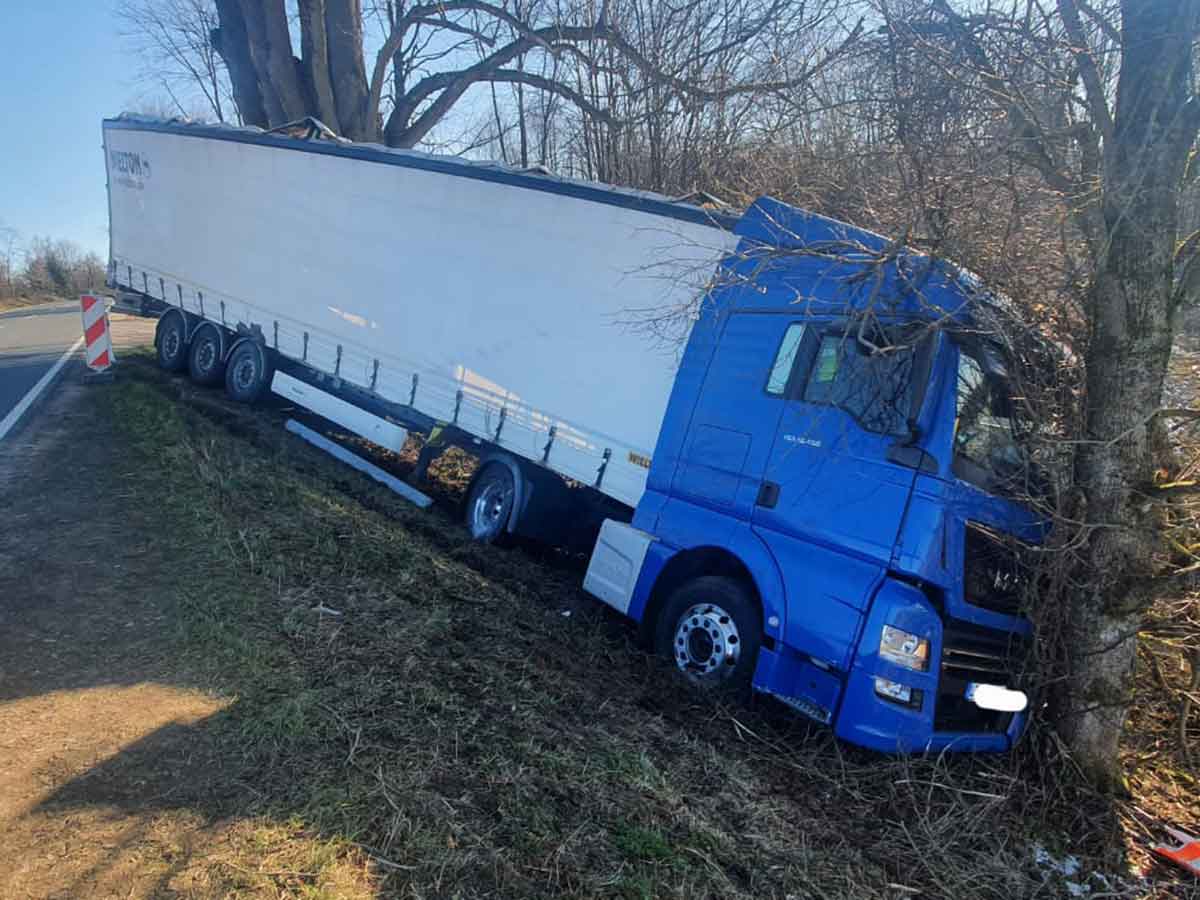 Straensperre wegen aufwendiger Lkw Bergung nach Unfall