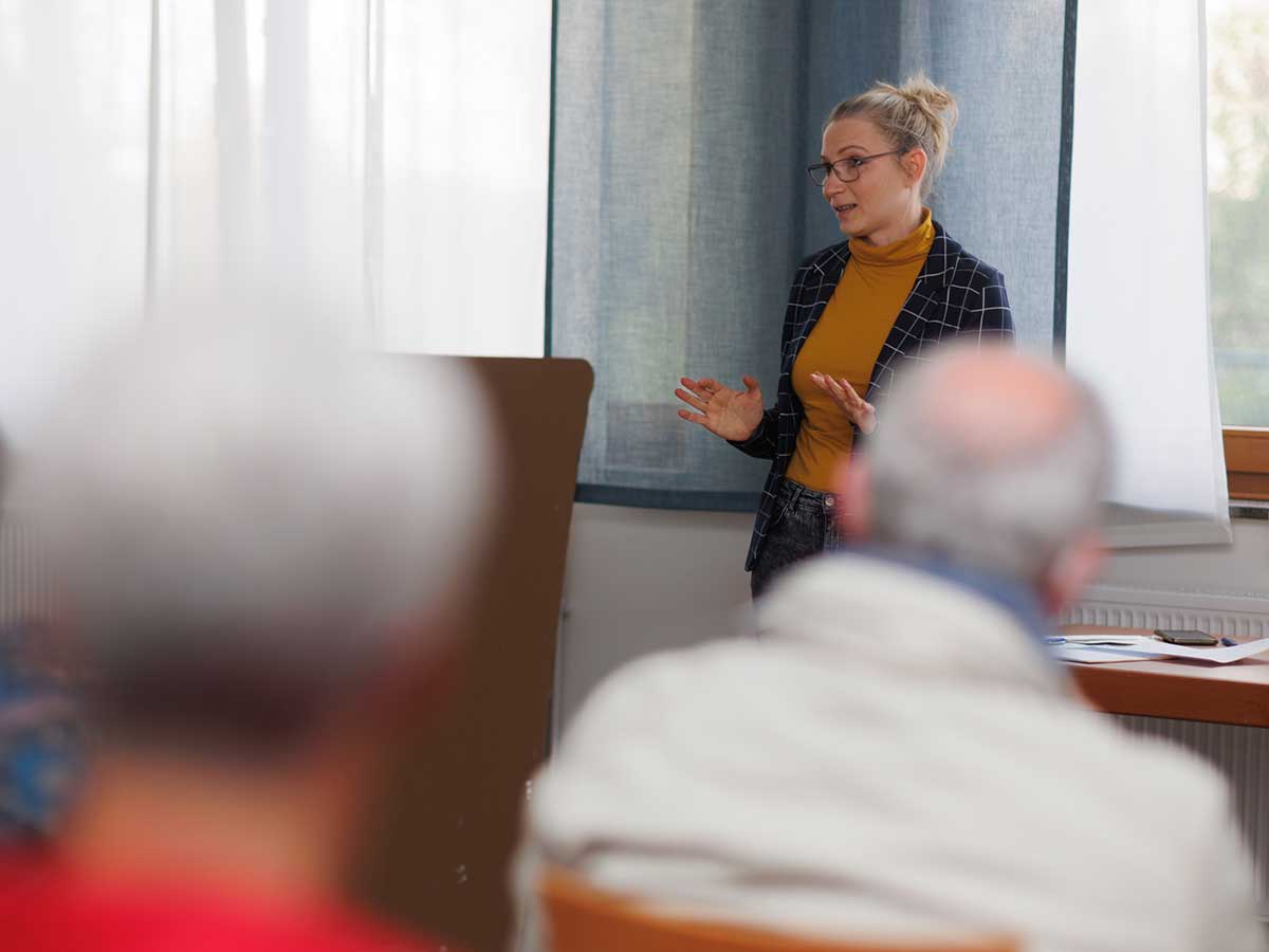 Swetlana Glck vom Diakonischen Werk Westerwald spricht whrend des Kennenlerntreffens der ehrenamtlichen Flchtlingshelfer in Selters. (Foto: Peter Bongard)