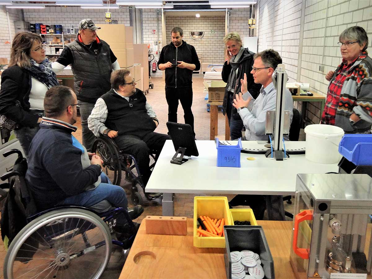 Auch Menschen mit Behinderungen sollen weiterhin bei den Aktivitäten für soziale Gerechtigkeit im Westerwald nicht zu kurz kommen – hier bei einem Besuch der Zweigstelle Rotenhain der Caritaswerkstätten mit dem Landesbehindertenbeauftragten Matthias Rösch. (Foto: Forum Soziale Gerechtigkeit)