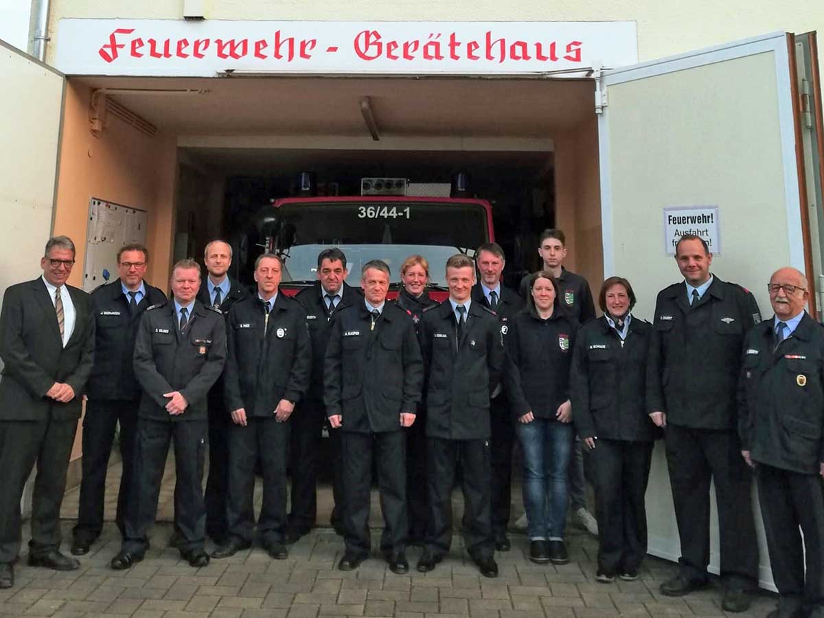 Beim Besuch der Freiwilligen Feuerwehr in Hbingen konnte Andree Stein (links) zwei Verpflichtungen und eine Befrderung vornehmen. (Foto: Freiwillige Feuerwehr Hbingen)