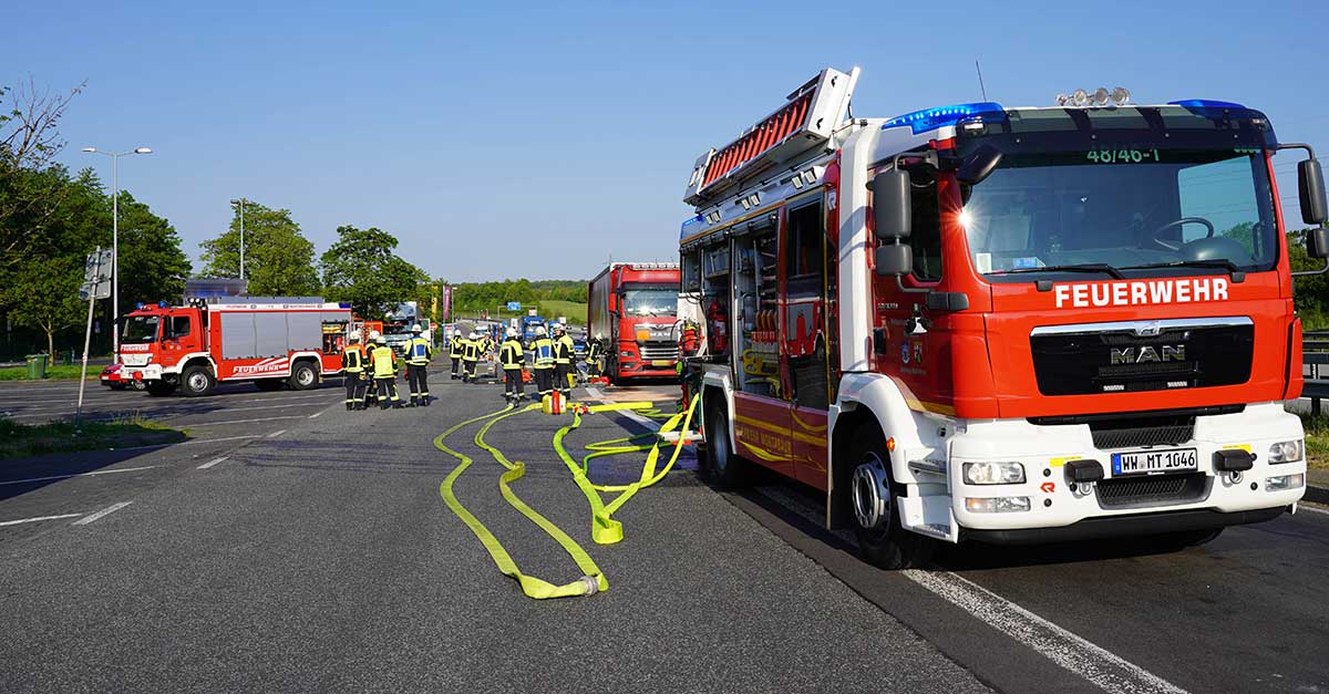 Ausgelaufener Kraftstoff auf A 3 fhrte zu Einsatz der Feuerwehr