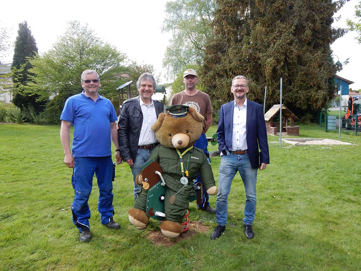 v.l.n.r.: Rainer Mller, Johannes Heibel, Ingo Grg, Ortsbrgermeister, Alwin Scherz und Schutzbr Bulli. (Foto: Monika Heibel)