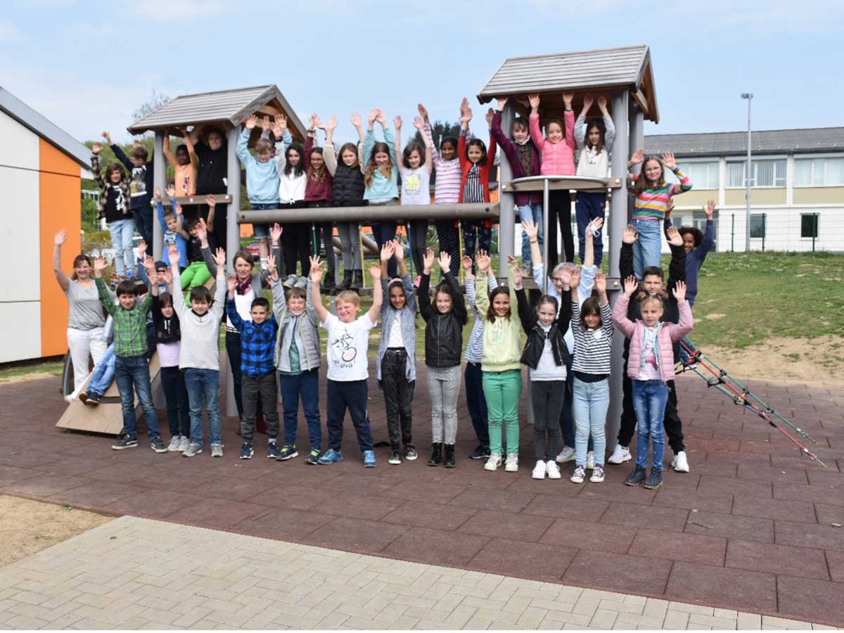 Die Schler der Klassen 3d und 4a verbringen ihre Pausenzeit in Begleitung ihrer Lehrerinnen Antje Nauroth und Nicole von Tippelskirch auf dem neuen Spielgert. (Foto: VG-Verwaltung)