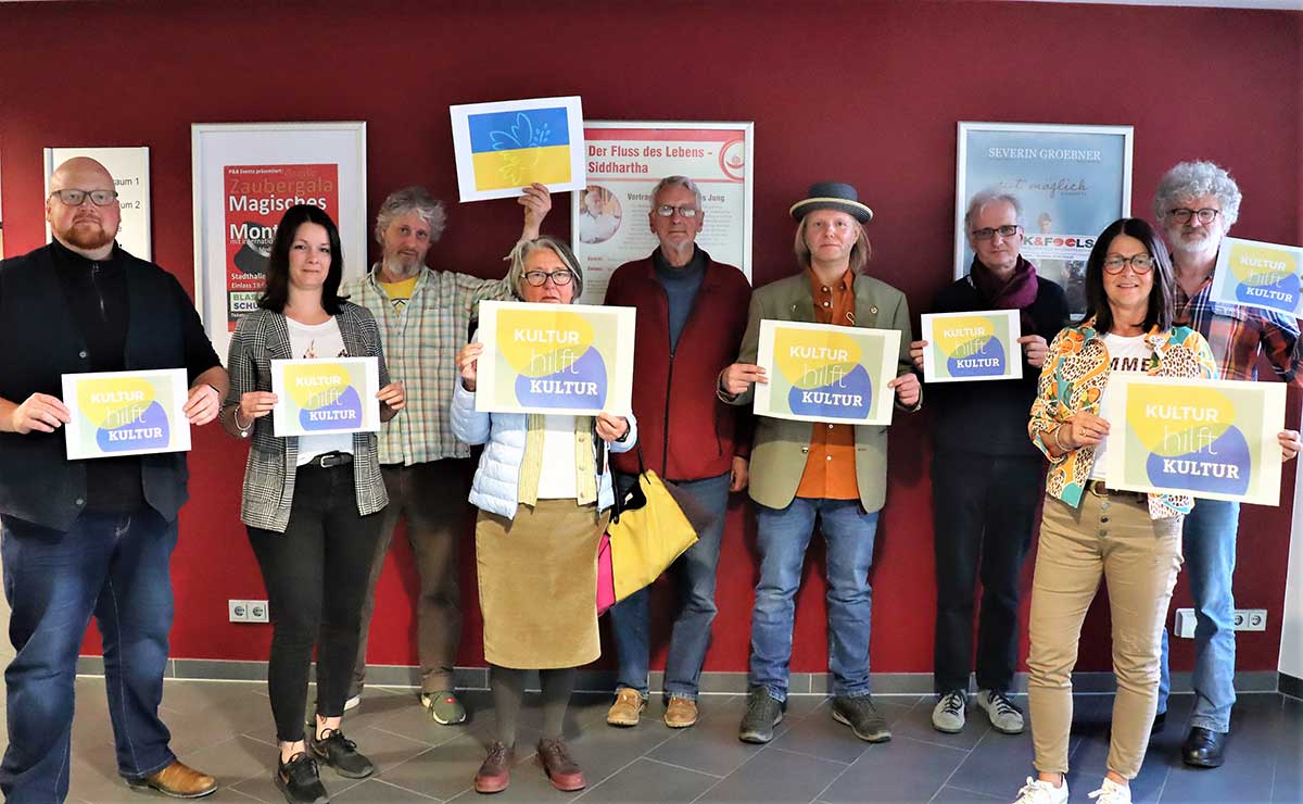 Die im Netzwerk MT-Kulturtreff vereinten Kunst- und Kulturschaffenden zeigen bei einem Treffen in der Stadthalle in Montabaur ihre Solidaritt mit den Knstlern aus der Ukraine. (Foto: MT-Kulturtreff)