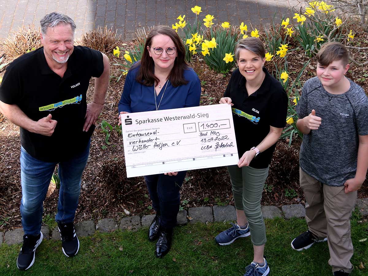 Scheckbergabe Wller helfen. (v.l.n.r.) Volker Stahl (Wller helfen), Barbara Hombach (Vize-Prsidentin LC Bad Marienberg), Sylvia Stahl (Wller helfen), Luca Stahl (Foto: Doris Kohlhas)