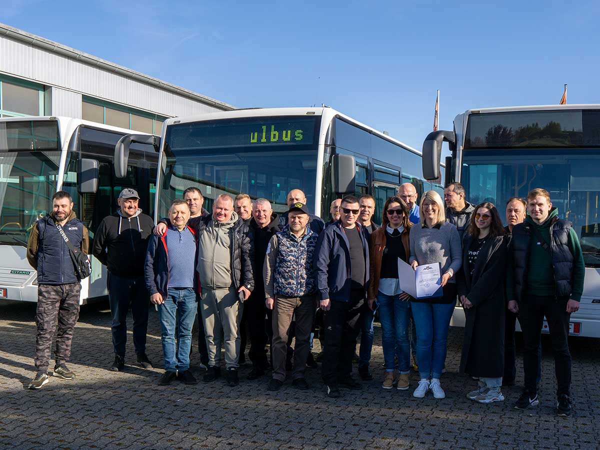 Fnf Busse aus dem Westerwald als Spende fr die Ukraine