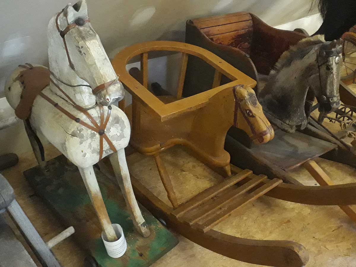 Alte Schaukelpferde im Landschaftsmuseum. (Foto: Landschaftsmuseum Hachenburg)