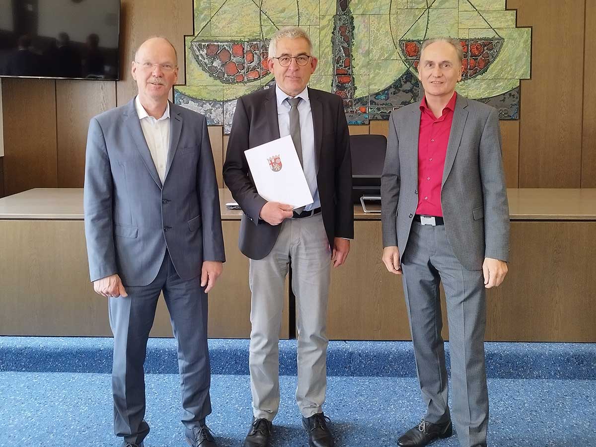 vlnr: Brgermeister Thilo Becker, Schiedsmann Wiegand Otterbach, Direktor Ralf Tries (Foto: Pressestelle des Amtsgerichts Montabaur)