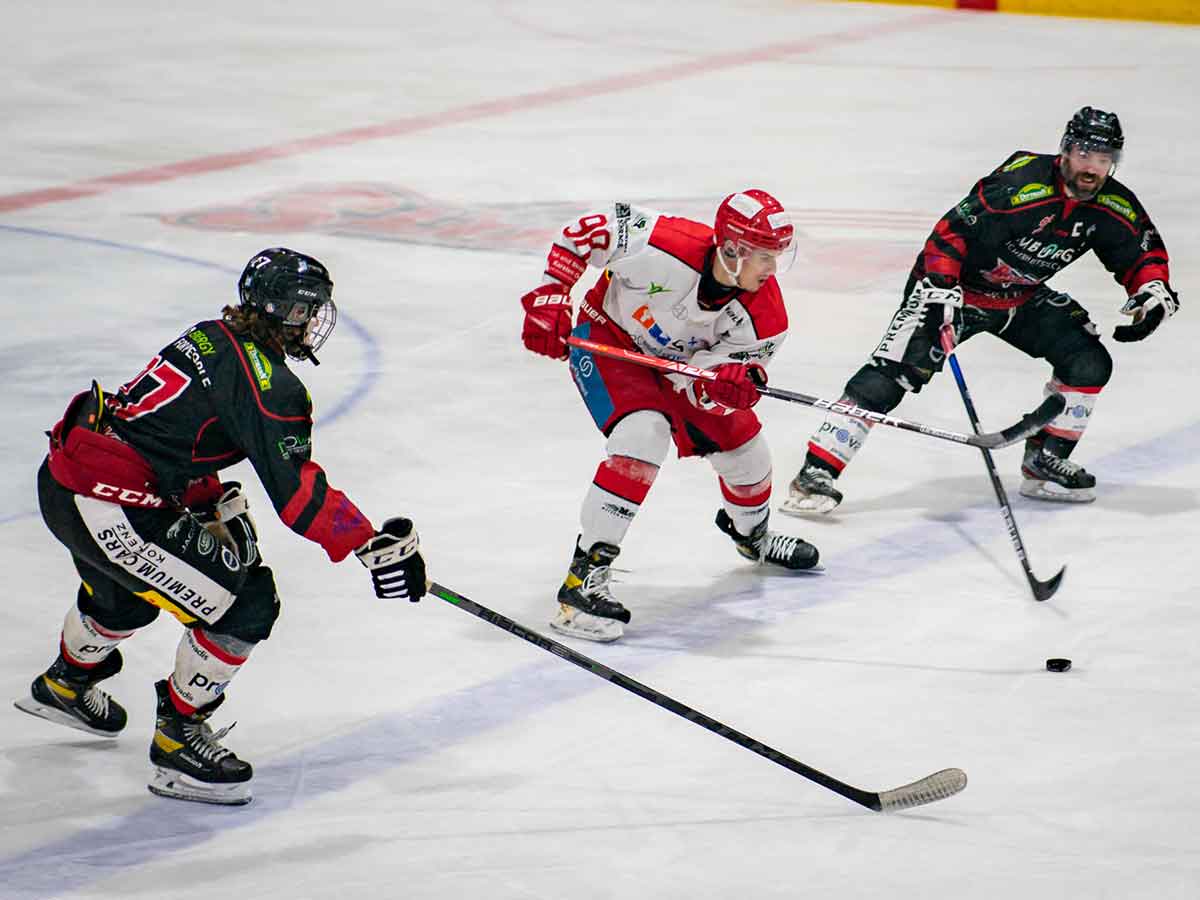 Archivbild vom Spiel gegen die Hannover Scorpions - rechts Steve Slaton, links Nikita Krymskiy. (Foto: Manuel Enderich)