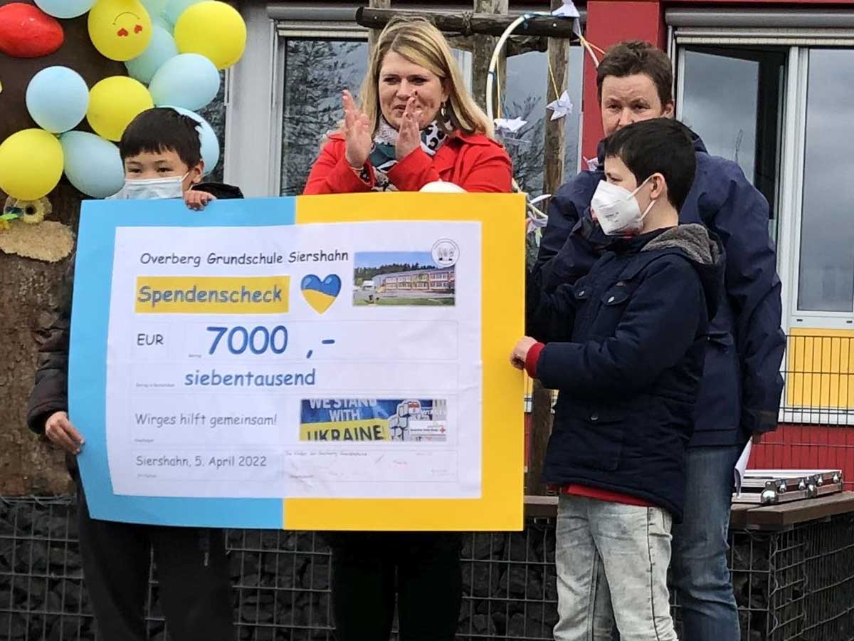 Groe Freude bei der bergabe des Spendenschecks. (Foto: Overbergschule)