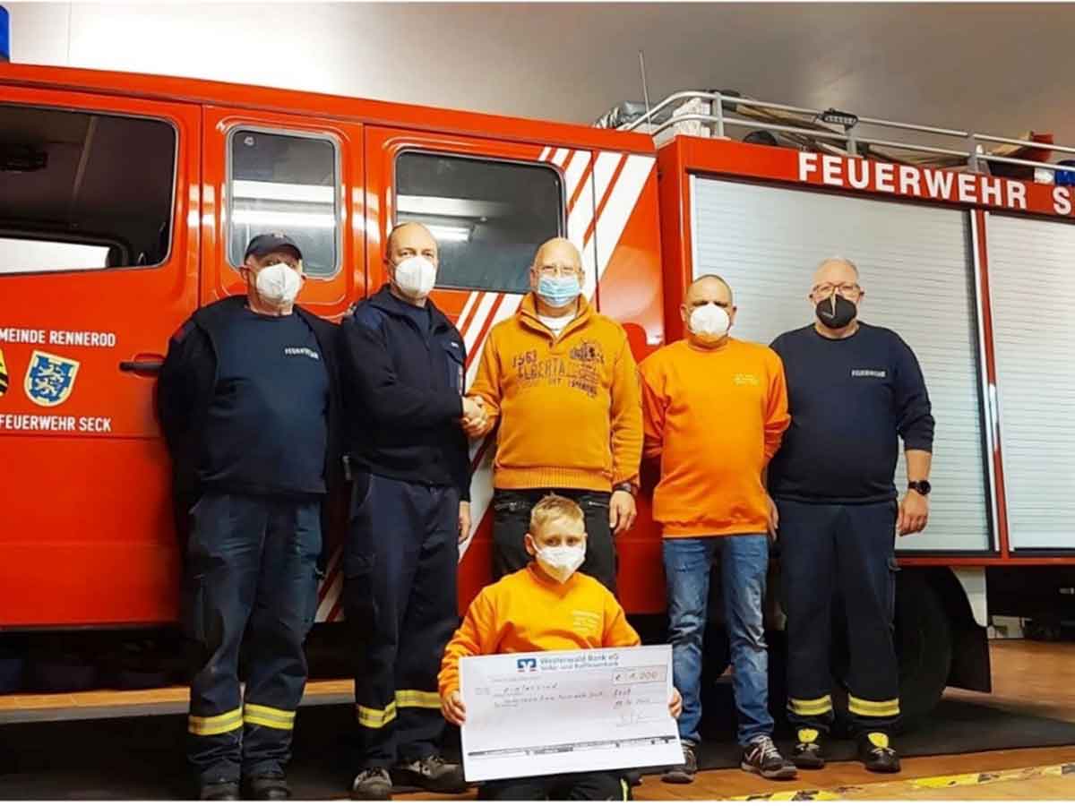 V.l.n.r. 1. Vorsitzender Georg Heinz, Wehrfhrer Jrgen Simon, Firmeninhaber Hans-Jrg Gora, Bambini-Feuerwehr Mitglied Jerome Plhak, stellv. Geschftsfhrer Marco Plhak, stellv. Wehrfhrer Michael He. (Foto: Feuerwehr Seck)