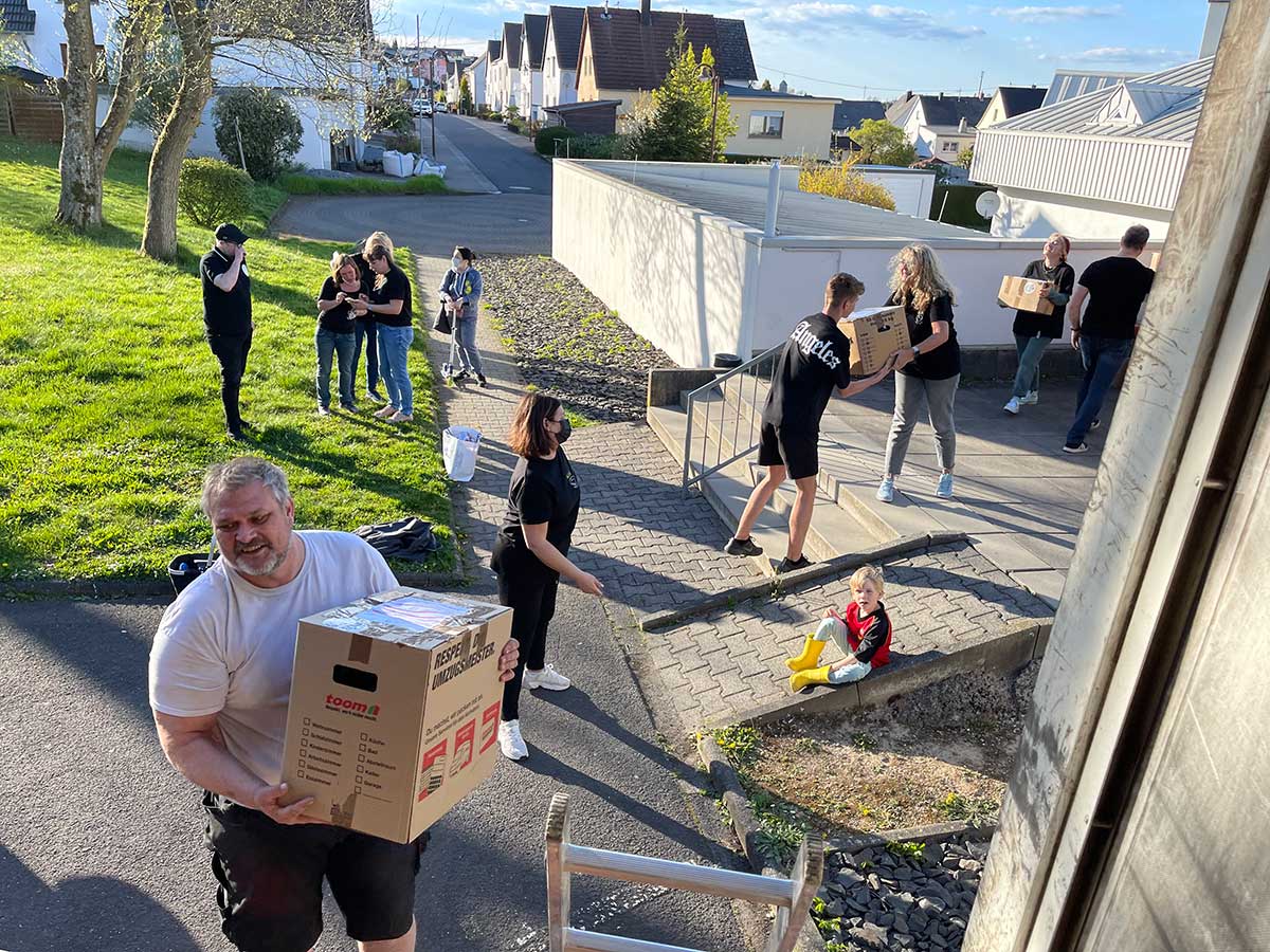 Viele fleiige Helfer sind in Ebernhahn im Einsatz. (Foto: SIN)