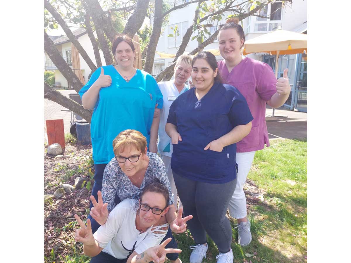 Das Team der Alloheim Senioren-Residenzen Am Kurpark und Anna Margareta kmmert sich tagtglich liebevoll um die Senioren. (Foto: Alloheim Senioren-Residenzen)