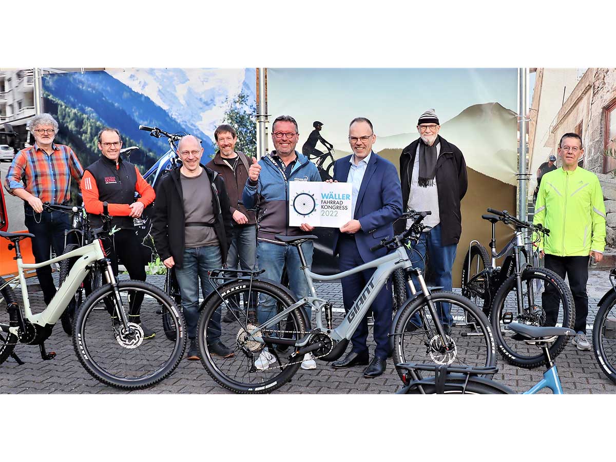 Andreas Grg (3. v. l., Sparkasse Westerwald-Sieg) und Thomas Bckling (4. v. l., Bckling E-Mobility-Center) sind berzeugt davon, als Frderer mit dem WFK auch den Radverkehr in der Region voranbringen zu knnen. (Foto: Uli Schmidt)