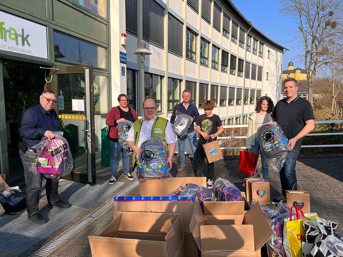 Die Freude ber die gespendeten Ranzen war gro. (Foto: Wller Helfen)