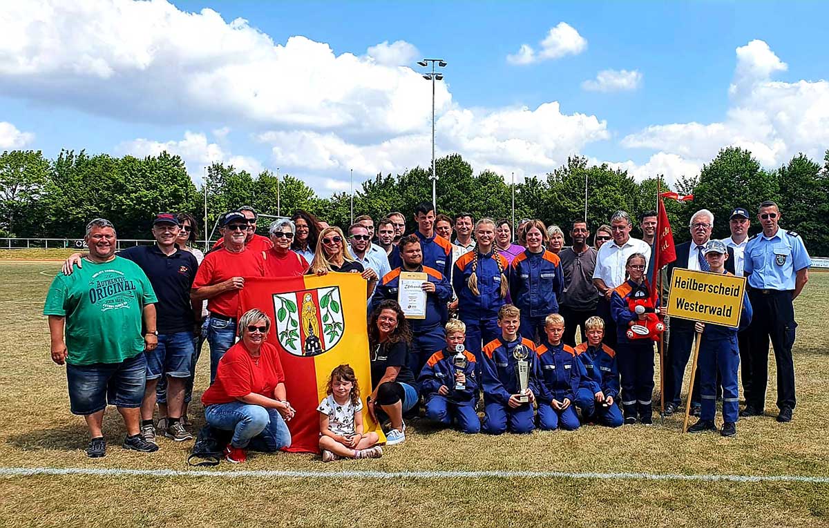 Der Landesmeister Rheinland-Pfalz der Jugendfeuerwehren kommt aus der VG Montabaur: Die Heilberscheider und alle Verantwortlichen freuten sich gemeinsam ber den Sieg. (Foto: VG Montabaur)