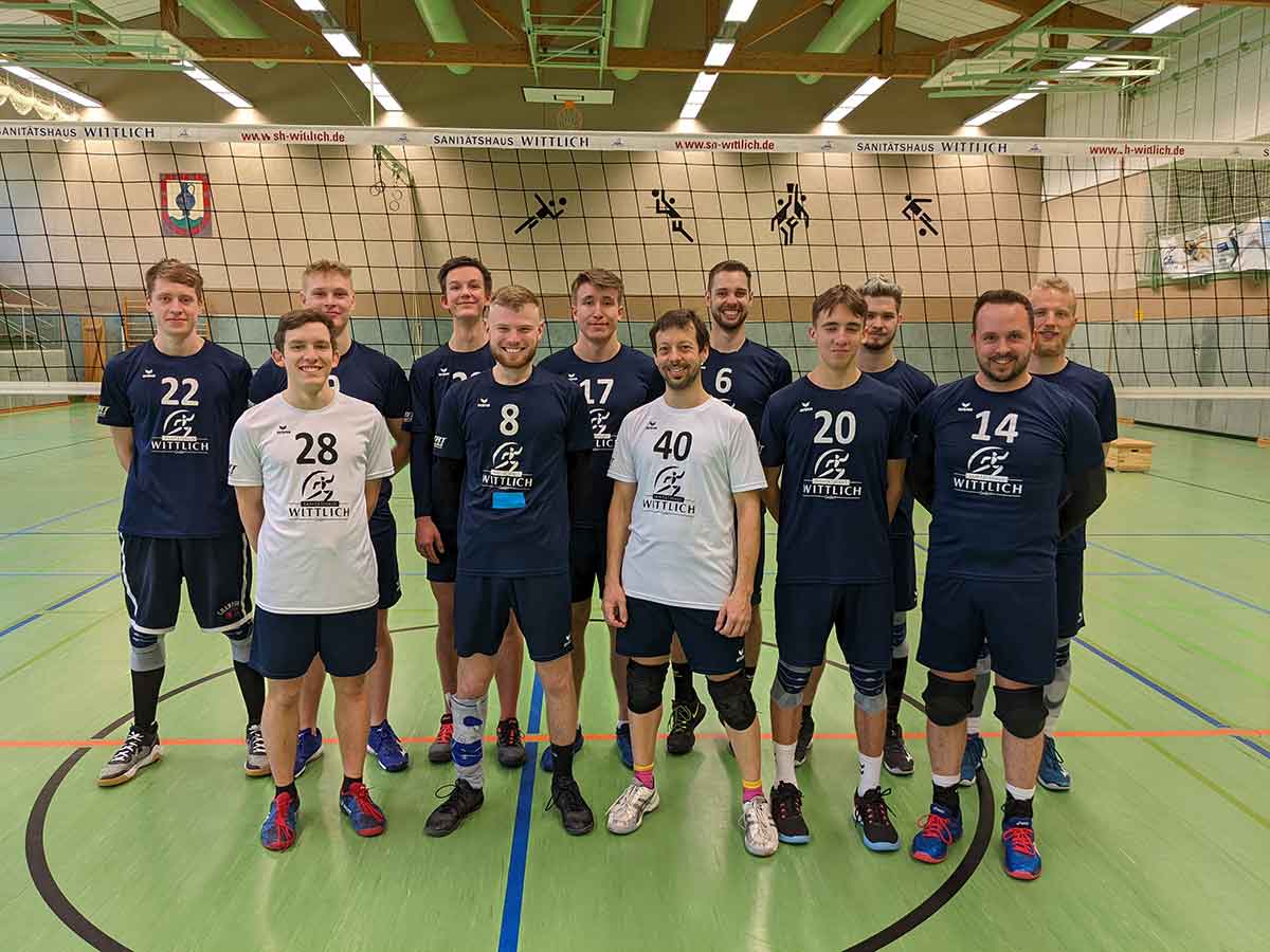 Foto Westerwald Volleys II: Hintere Reihe v.l.n.r: Marius Scheloske, Jakob Blickhuser, Tim Hauck, Tobias Letschert, Marvin Hebgen, Benjamin Putzker, Christof Heuser (Trainer). Vordere Reihe v.l.n.r.: Lars Kreichauf, Linus Munsch (Kapitn), Florian Mller, Colin Lambach, Niklas Grtner. (Foto: WWV)
