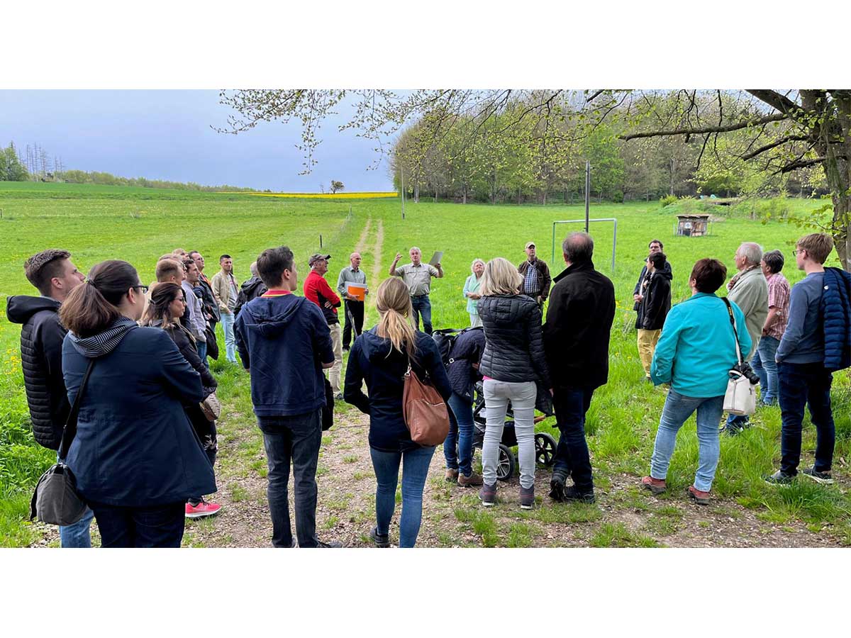 Es waren viele Teilnehmer zur Waldbegehung nach Girod gekommen. (Foto: Konrad-Adenauer-Stiftung)