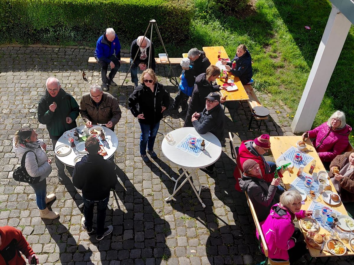 Die Kanuten des Neuwieder Wassersportvereins (NWV), nach dem Anpaddeln auf dem Rhein, beim gem�tlichen Beisammensein am Bootshaus. (Foto: Peter Kohnert)