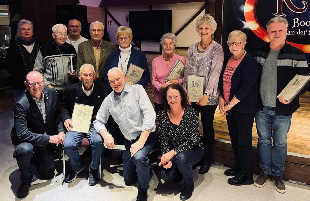 Hintere Reihe v.l.: Klaus Rmer, Werner Litz, Andreas Fabender stellvertretend fr Louisa Fabender, Bernd Fabender, Marlene Debusmann, Gisela Beul stellvertretend fr Jascha Martina und Carsten Rene Beul, Marion Bermel, Gisela Manz, Thomas Claudy. Vordere Reihe v.l.: 2. Vorsitzender Jrgen Straub, Ehrenvorsitzender Gnter Schfer, 1. Vorsitzender Reiner Bermel sowie Ruth Straub. (Foto: privat)