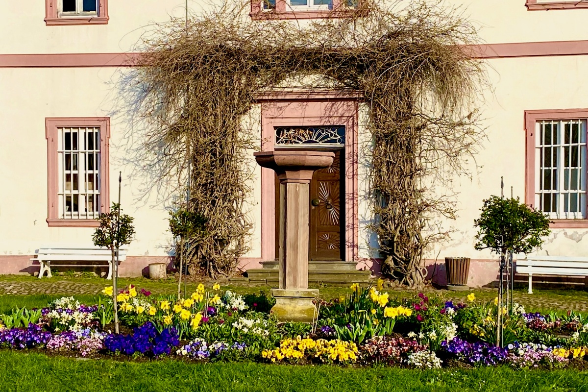 Die neue Stele vor dem Eingang der Abtei Rommersdorf (Foto: Wolfgang Hartmann)
