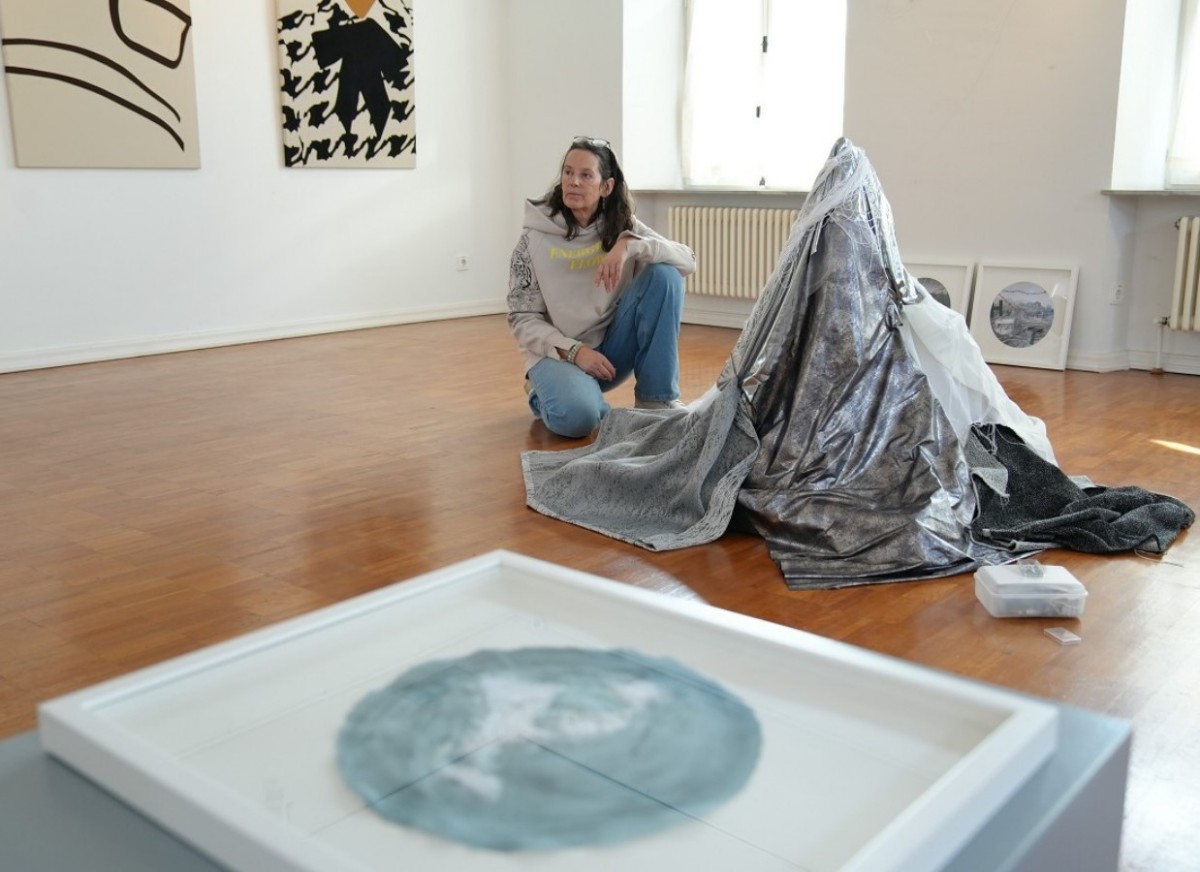 Kuratorin Krner fhrt durch die Ausstellung "Leidenschaft - Kunst - Textil" in Neuwied