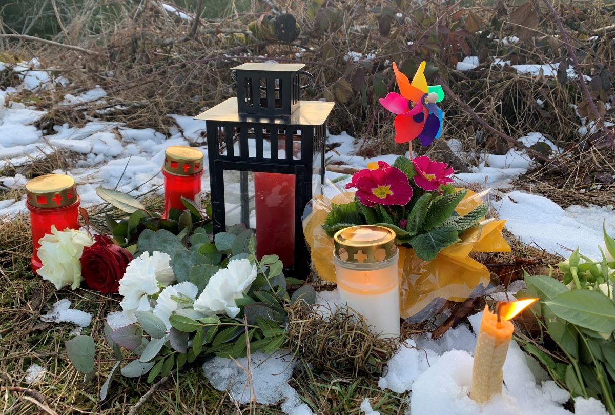 Blumen und Kerzen sind die öffentlichen Zeichen für die Trauer um Luise. (Foto: Jennifer Patt)