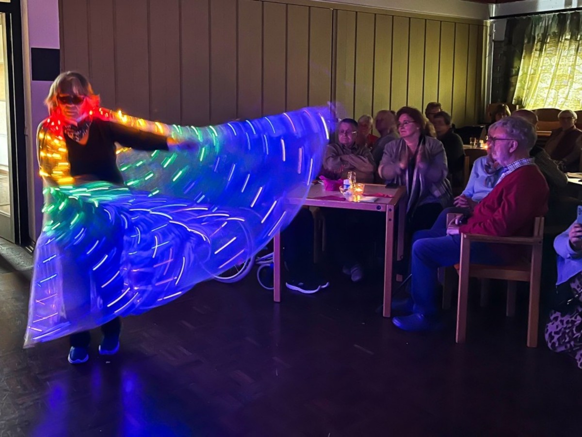 Ingrid Fischbach begeisterte die Gste im Saal mit einem stimmungsvollen Lichtertanz. (Foto: Stefanie Brendebach)