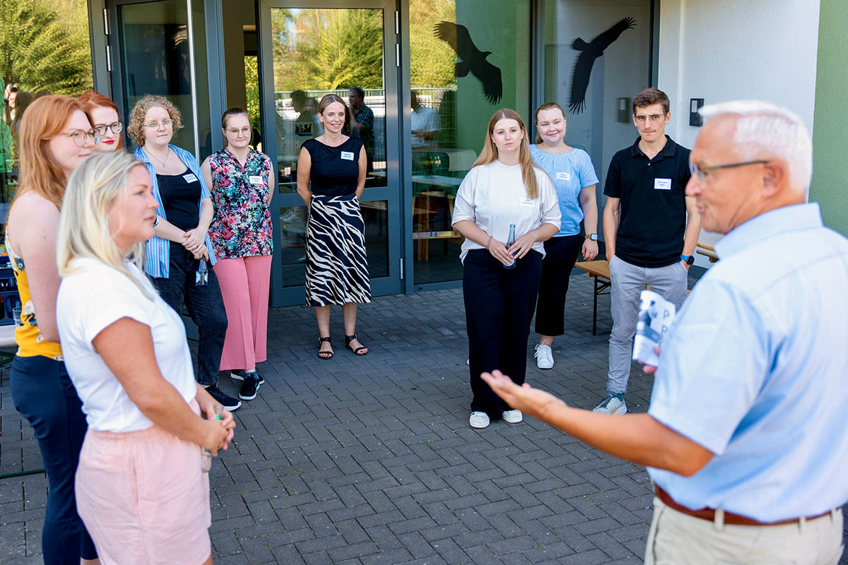Zum Auftakt des Mediziner-Camps 2024 begrte Landrat Achim Hallerbach die Teilnehmerinnen und Teilnehmer persnlich im Auerschulischen Lernort Linkenbach. Foto: Martin Boden / Kreisverwaltung Neuwied.