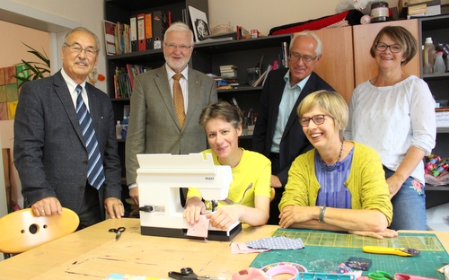 Gnter Walter und Martin Fries vom Rotary Club Westerwald, Wilfried Kehr vom Diakonischen Werk und die Bereichsleiterin der Tagessttte, Astrid Mller-Ax, (von links) begutachten die neue Maschine, die von Petra Runkel und Ergotherapeutin Claudia Schamuhn-Weik (unten rechts) in Betrieb genommen wird.(Foto: Evangelisches Dekanat Westerwald)