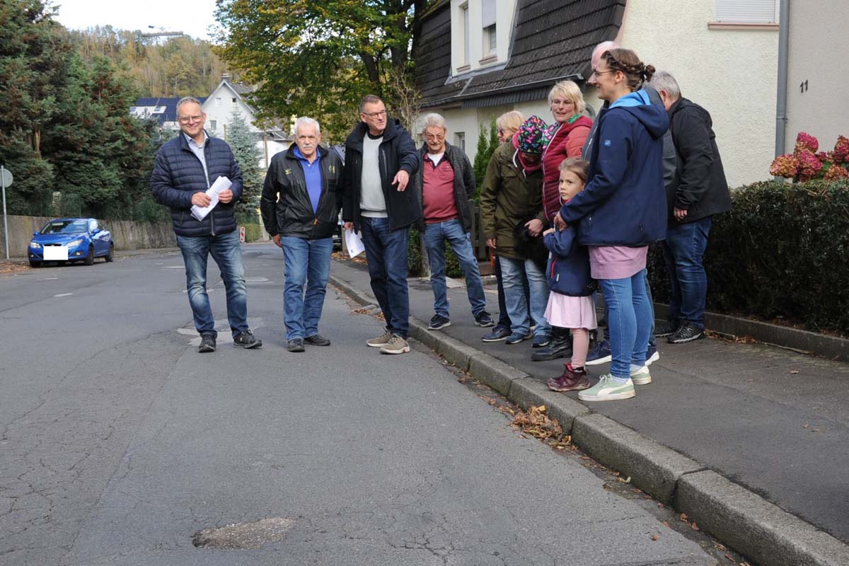 Die Anwohner und B�rgermeister Neuhoff (li.) im Gespr�ch. (Fotos: kk�)