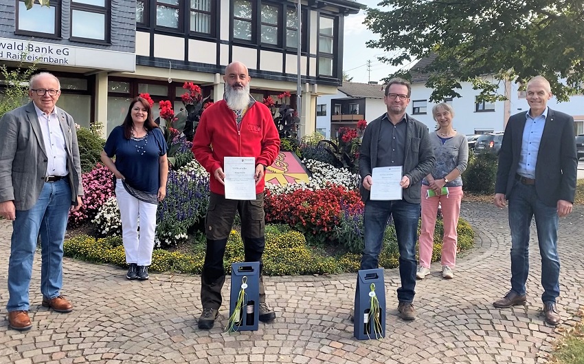 Brgermeister Fred Jngerich und Beigeordneter Rolf Schmidt-Markoski gratulierten Stephan Frst und Ansgar Kchle zur Zertifizierung als Natur- und Landschaftsfhrer. Auch die fr den Tourismus zustndigen Mitarbeiterinnen des Rathauses, Cornelia Obenauer und Martina Beer, freuen sich auf eine knftige Zusammenarbeit. Unser Foto zeigt von Links: Rolf Schmidt-Markoski, Martina Beer, Ansgar Kchle, Stephan Frst, Cornelia Obenauer und Brgermeister Fred Jngerich. Foto: Julia Gahlmann (VGV AK-FF)