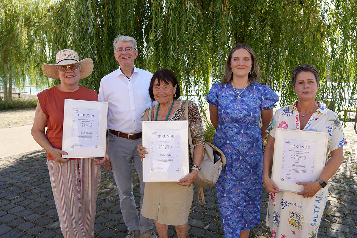 Drei der gl�cklichen Gewinnerinnen (vorne von links), Brigitte Maxdorf, Marlies Becker und Sabine Vollbrecht, bei der Preisvergabe durch Beigeordneten Ralf Seemann und limaschutzmanagerin Julia Frimmersdorf (hinten rechts).Foto: Melanie Lange