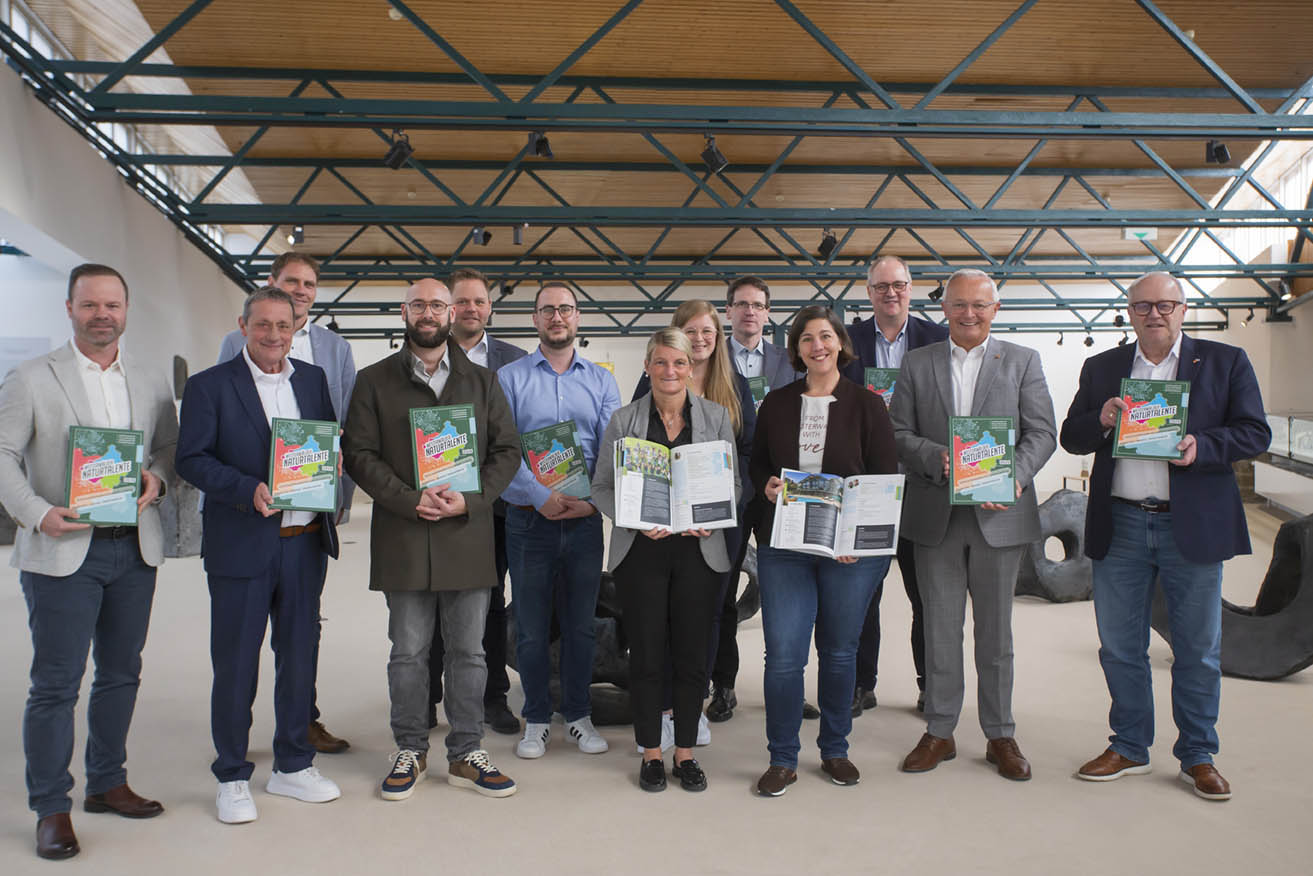 Patrick Schumacher (ATTENTIO) , Achim Schwickert (Landrat Westerwaldkreis), Lars Kober( Wirtschaftsf�rderung Kreis Altenkirchen) , Marcel Philipps (Westerw�lder Blumentopf-Fabrik SPANG GmbH & Co.KG), Sven Becker (Sch�tz GmbH& Co. KGaA), Jan Philipp Spang (Westerw�lder Blumentopf-Fabrik Spang GmbH & Co. KG), Sandra K�ster (Wir Westerw�lder), Saskia Schumacher (ATTENTIO), Harald Schmillen ( WFG Kreis Neuwied) , Katharina Schlag (Wirtschaftsf�rderungsgesellschaft Westerwaldkreis ), J�rgen Marx ( Sch�tz GmbH & Co. KGaA),Achim Hallerbach ( Landrat Kreis Neuwied),  Dr. Peter Enders (Landrat Kreis Altenkirchen). Foto: Helmi Tischler-Venter  