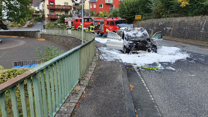 Die Feuerwehren aus dem Wiedtal rckten zu einem Fahrzeugbrand aus. Foto: FFW